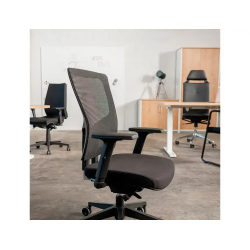 Silla de oficina rocada brazos regulables asiento tela ignifuga y respaldo malla color negro