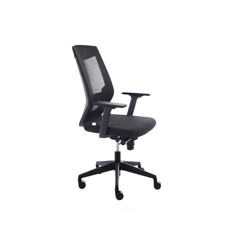Silla rocada de oficina con brazos regulables respaldo en malla y asiento en tela ignifuga con apoyo lumbar