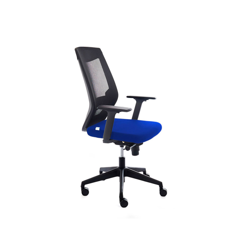 Silla rocada de oficina con brazos tapizada en tela ignifuga azul y respaldo en polimero negro
