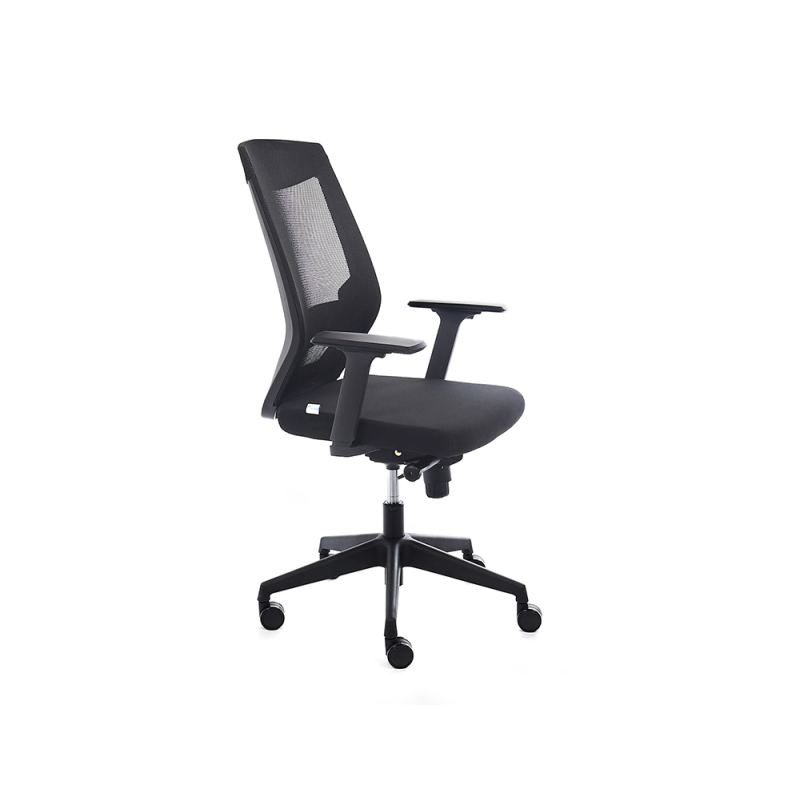 Silla rocada de oficina con brazos regulables respaldo en malla y asiento en tela ignifuga con apoyo lumbar