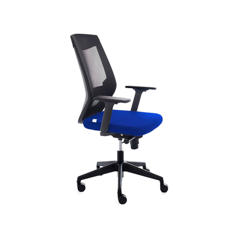 Silla rocada de oficina con brazos tapizada en tela ignifuga azul y respaldo en polimero negro