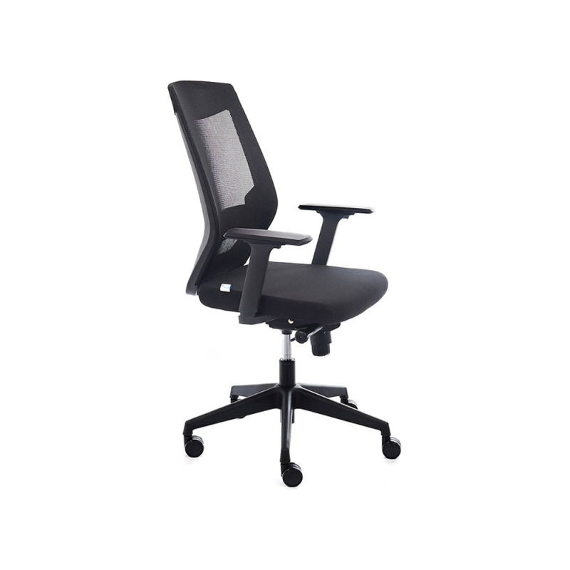 Silla rocada de oficina con brazos regulables respaldo en malla y asiento en tela ignifuga con apoyo lumbar